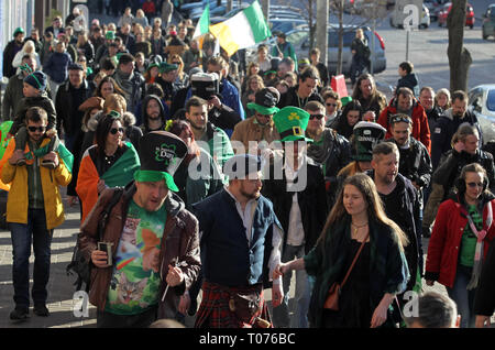 Kiew, Kiew, Ukraine. 17 Mär, 2019. Die Teilnehmer gesehen in grün und mit irischer Flagge während der Parade angezogen. Die St. Patrick's Day Parade Feier jährlich am 17. März gekennzeichnet ist Saint Patrick zu gedenken. An diesem Tag ist es üblich, Shamrocks oder grüne Kleidung oder Accessoires zu tragen. Credit: Pavlo Gontschar/SOPA Images/ZUMA Draht/Alamy leben Nachrichten Stockfoto