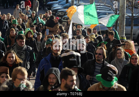 Kiew, Kiew, Ukraine. 17 Mär, 2019. Die Teilnehmer gesehen in grün und mit irischer Flagge während der Parade angezogen. Die St. Patrick's Day Parade Feier jährlich am 17. März gekennzeichnet ist Saint Patrick zu gedenken. An diesem Tag ist es üblich, Shamrocks oder grüne Kleidung oder Accessoires zu tragen. Credit: Pavlo Gontschar/SOPA Images/ZUMA Draht/Alamy leben Nachrichten Stockfoto