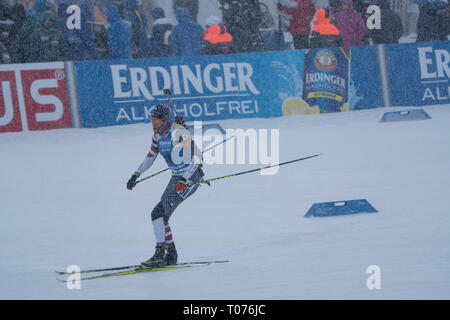 Ski Stadium, Östersund, Schweden, 17. März 2019. Es war für Männer und Frauen Massenstart am letzten Tag des IBU Biathlon Weltmeisterschaften und 20.000 Fans füllten das Stadion in Östersund. Athleten und Zuschauer hatten mit starken Winden und schweren Schnee, den ganzen Tag zu beschäftigen. Im Bild: Leif Nordgren der USA. Bild: Rob Watkins/Alamy Nachrichten Stockfoto