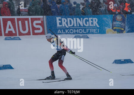 Ski Stadium, Östersund, Schweden, 17. März 2019. Es war für Männer und Frauen Massenstart am letzten Tag des IBU Biathlon Weltmeisterschaften und 20.000 Fans füllten das Stadion in Östersund. Athleten und Zuschauer hatten mit starken Winden und schweren Schnee, den ganzen Tag zu beschäftigen. Im Bild: Vetle Christiansen Norwegen gut geschossen, aber zu langsam war das Podium zu bedrohen. Bild: Rob Watkins/Alamy Nachrichten Stockfoto