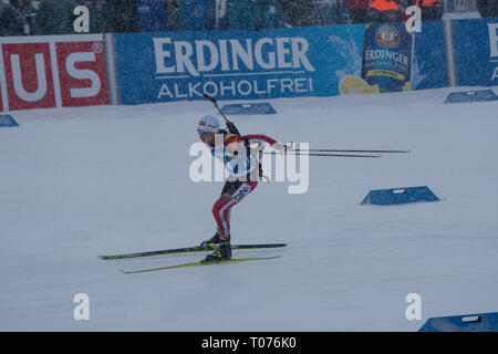 Ski Stadium, Östersund, Schweden, 17. März 2019. Es war für Männer und Frauen Massenstart am letzten Tag des IBU Biathlon Weltmeisterschaften und 20.000 Fans füllten das Stadion in Östersund. Athleten und Zuschauer hatten mit starken Winden und schweren Schnee, den ganzen Tag zu beschäftigen. Bild: Felix Leitner von Österreich. Bild: Rob Watkins/Alamy Nachrichten Stockfoto