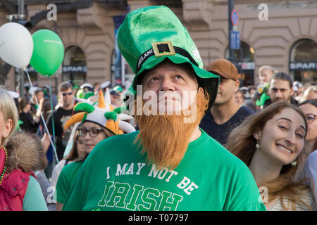 Budapest, Ungarn. 17 Mär, 2019. Menschen die Teilnahme an einem Saint Patrick's Day März in Downtown Budapest, Ungarn, am 17. März 2019. Credit: Attila Volgyi/Xinhua/Alamy leben Nachrichten Stockfoto