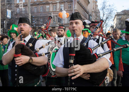 Budapest, Ungarn. 17 Mär, 2019. Menschen die Teilnahme an einem Saint Patrick's Day März in Downtown Budapest, Ungarn, am 17. März 2019. Credit: Attila Volgyi/Xinhua/Alamy leben Nachrichten Stockfoto