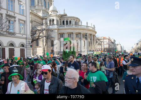 Budapest, Ungarn. 17 Mär, 2019. Menschen die Teilnahme an einem Saint Patrick's Day März in Downtown Budapest, Ungarn, am 17. März 2019. Credit: Attila Volgyi/Xinhua/Alamy leben Nachrichten Stockfoto