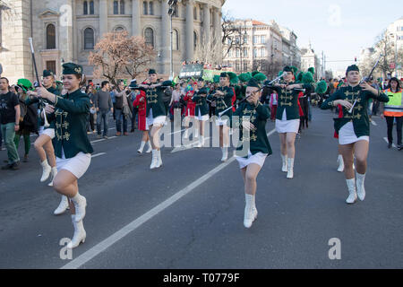 Budapest, Ungarn. 17 Mär, 2019. Menschen die Teilnahme an einem Saint Patrick's Day März in Downtown Budapest, Ungarn, am 17. März 2019. Credit: Attila Volgyi/Xinhua/Alamy leben Nachrichten Stockfoto