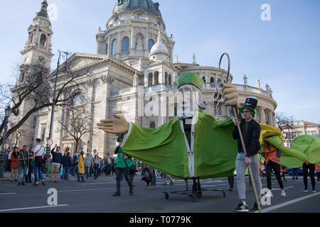 Budapest, Ungarn. 17 Mär, 2019. Menschen die Teilnahme an einem Saint Patrick's Day März in Downtown Budapest, Ungarn, am 17. März 2019. Credit: Attila Volgyi/Xinhua/Alamy leben Nachrichten Stockfoto