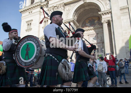 Budapest, Ungarn. 17 Mär, 2019. Menschen die Teilnahme an einem Saint Patrick's Day März in Downtown Budapest, Ungarn, am 17. März 2019. Credit: Attila Volgyi/Xinhua/Alamy leben Nachrichten Stockfoto