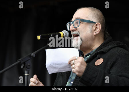 London, Greater London, UK. 16 Mär, 2019. David Rosenberg, JSG beobachtet, als er während des Protestes. Antirassistinnen an der Park Lane gesammelt und durch die Londoner Innenstadt marschierten für eine Kundgebung in Whitehall der Welt gegen Rassismus globalen Tag der Aktion zu markieren. Reden von Diane Abbott MP, Emma Dent Coad MP, Manuel Cortes TSSA Generalsekretär, Dave Ward CWU-Generalsekretär waren u.a. an die Menge wenden. Quelle: Andres Pantoja/SOPA Images/ZUMA Draht/Alamy leben Nachrichten Stockfoto