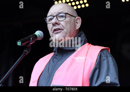 London, Greater London, UK. 16 Mär, 2019. Dave Ward CWU-Generalsekretär beobachtet, als er während des Protestes. Antirassistinnen an der Park Lane gesammelt und durch die Londoner Innenstadt marschierten für eine Kundgebung in Whitehall der Welt gegen Rassismus globalen Tag der Aktion zu markieren. Reden von Diane Abbott MP, Emma Dent Coad MP, Manuel Cortes TSSA Generalsekretär, Dave Ward CWU-Generalsekretär waren u.a. an die Menge wenden. Quelle: Andres Pantoja/SOPA Images/ZUMA Draht/Alamy leben Nachrichten Stockfoto