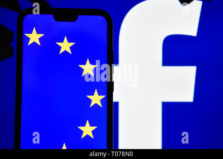 Fahne der Europäischen Union ist auf ein Android Handy mit Facebook Logo auf dem Hintergrund gesehen. Stockfoto