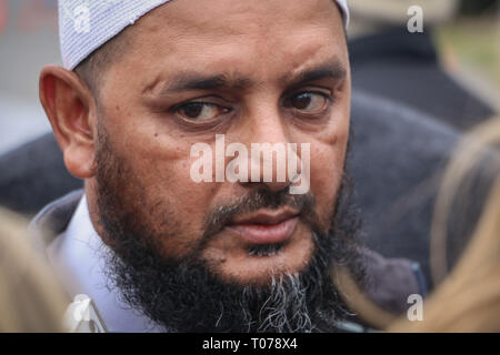 Shabir Khan gesehen, als er fünf muslimischen Gemeinschaft Mitglieder führte in den Friedhof, wo die 50 getöteten Menschen beginnen wird am Montag Nachmittag begraben. Stockfoto