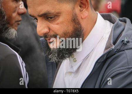 Shabir Khan gesehen, als er fünf muslimischen Gemeinschaft Mitglieder führte in den Friedhof, wo die 50 getöteten Menschen beginnen wird am Montag Nachmittag begraben. Stockfoto