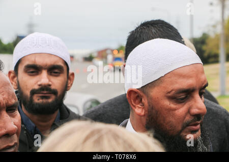 Shabir Khan (R) gesehen, als er fünf muslimischen Gemeinschaft Mitglieder führte in den Friedhof, wo die 50 getöteten Menschen beginnen wird am Montag Nachmittag begraben. Stockfoto