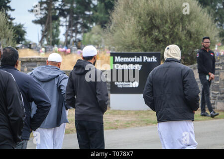 Shabir Khan (L) gesehen, als er fünf muslimischen Gemeinschaft Mitglieder führte in den Friedhof, wo die 50 getöteten Menschen beginnen wird am Montag Nachmittag begraben. Stockfoto