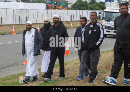Shabir Khan (L) gesehen, als er fünf muslimischen Gemeinschaft Mitglieder führte in den Friedhof, wo die 50 getöteten Menschen beginnen wird am Montag Nachmittag begraben. Stockfoto