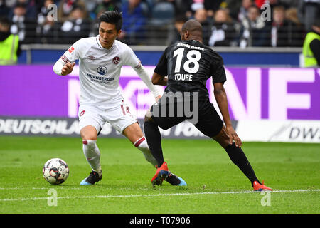 Frankfurt am Main, Deutschland. 17 Mär, 2019. Kubo Yuga (L) von Nürnberg Mias mit almamy Toure in Frankfurt beim Bundesligaspiel zwischen Eintracht Frankfurt und FC Nuernberg in Frankfurt, Deutschland, 17. März 2019. Credit: Ulrich Hufnagel/Xinhua/Alamy leben Nachrichten Stockfoto