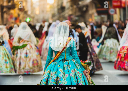 Valencia, Spanien - 17. März 2019: Detail der typischen fallero Kleid, während die bunte und traditionellen Umzug der Angebot, handgefertigte, bestickte Kleider für die falleras. Credit: Joaquin Corbalan Pastor/Alamy leben Nachrichten Stockfoto