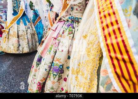 Valencia, Spanien - 17. März 2019: Detail der typischen fallero Kleid, während die bunte und traditionellen Umzug der Angebot, handgefertigte, bestickte Kleider für die falleras. Credit: Joaquin Corbalan Pastor/Alamy leben Nachrichten Stockfoto