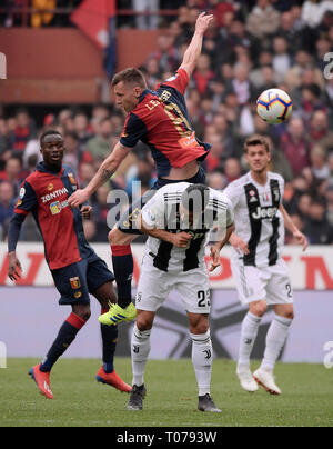 Genua, Italien. 17 Mär, 2019. Juventus' Emre (C unten) Mias mit Genua Lukas Lerager (C) Während einer italienischen Serie A Match in Genua, Italien, 17. März 2019. Credit: Alberto Lingria/Xinhua/Alamy leben Nachrichten Stockfoto