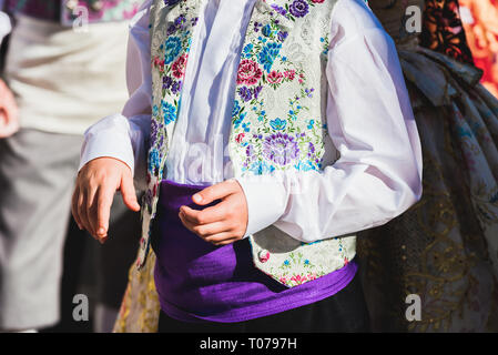 Valencia, Spanien - 17. März 2019: Detail der typischen fallero Kleid, während die bunte und traditionellen Umzug der Angebot, handgefertigte, bestickte Kleider für die falleras. Credit: Joaquin Corbalan Pastor/Alamy leben Nachrichten Stockfoto