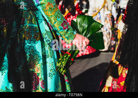 Valencia, Spanien - 17. März 2019: Detail der typischen fallero Kleid, während die bunte und traditionellen Umzug der Angebot, handgefertigte, bestickte Kleider für die falleras. Credit: Joaquin Corbalan Pastor/Alamy leben Nachrichten Stockfoto