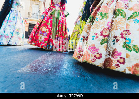 Valencia, Spanien - 17. März 2019: Detail der typischen fallero Kleid, während die bunte und traditionellen Umzug der Angebot, handgefertigte, bestickte Kleider für die falleras. Credit: Joaquin Corbalan Pastor/Alamy leben Nachrichten Stockfoto