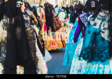 Valencia, Spanien - 17. März 2019: Mehrere von den Tausenden von Frauen Falleras, die Parade durch die Straßen von La Paz mit ihren typisch valencianische spanische Kleider während der Fallas der Jungfrau, von hinten gesehen. Credit: Joaquin Corbalan Pastor/Alamy leben Nachrichten Stockfoto