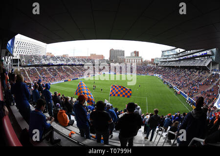 Cincinnati, OH, USA. 17 Mär, 2019. März 17, 2019: FC Cincinnati Fans füllen Nippert Stadion früh vor der MLS Übereinstimmung zwischen den Portland Timbers und FC Cincinnati an Nippert Stadion in Cincinnati, Ohio. Austyn McFadden/ZUMA Credit: austyn McFadden/ZUMA Draht/Alamy leben Nachrichten Stockfoto