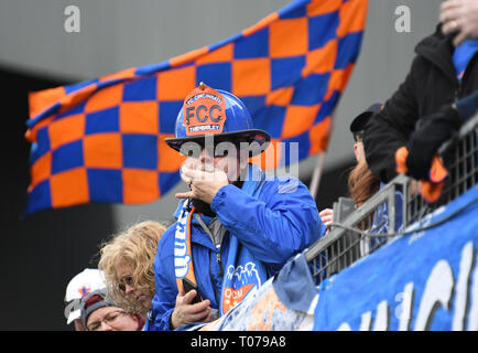 Cincinnati, OH, USA. 17 Mär, 2019. März 17, 2019: ein FC-Cincinnati Lüfter pfeift seine Mannschaft während der MLS Übereinstimmung zwischen den Portland Timbers und FC Cincinnati an Nippert Stadion in Cincinnati, Ohio. Austyn McFadden/ZUMA Credit: austyn McFadden/ZUMA Draht/Alamy leben Nachrichten Stockfoto