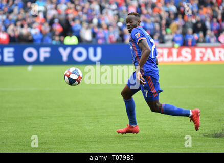 Cincinnati, OH, USA. 17 Mär, 2019. März 17, 2019: FC Cincinnati freuen Roland Lamah (7) seine Augen auf den ball hält während der MLS Übereinstimmung zwischen den Portland Timbers und FC Cincinnati an Nippert Stadion in Cincinnati, Ohio. Austyn McFadden/ZUMA Credit: austyn McFadden/ZUMA Draht/Alamy leben Nachrichten Stockfoto