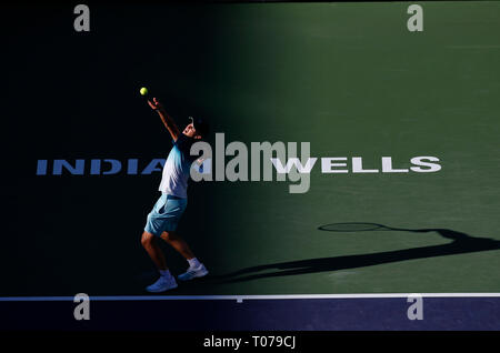 Indian Wells, Kalifornien, USA. 17 Mär, 2019. März 17, 2019 Dominic Thiem (AUT) dient gegen Roger Federer (SUI) während die Men's singles finale Match am 2019 BNP Paribas Open in Indian Wells Tennis Garden in Indian Wells, Kalifornien. Charles Baus/CSM Credit: Cal Sport Media/Alamy leben Nachrichten Stockfoto