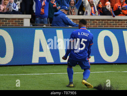 Cincinnati, OH, USA. 17 Mär, 2019. März 17, 2019: FC Cincinnati Mittelfeldspieler Allan Cruz (15) reagiert auf ein Ziel während der MLS Übereinstimmung zwischen den Portland Timbers und FC Cincinnati an Nippert Stadion in Cincinnati, Ohio. Austyn McFadden/ZUMA Credit: austyn McFadden/ZUMA Draht/Alamy leben Nachrichten Stockfoto