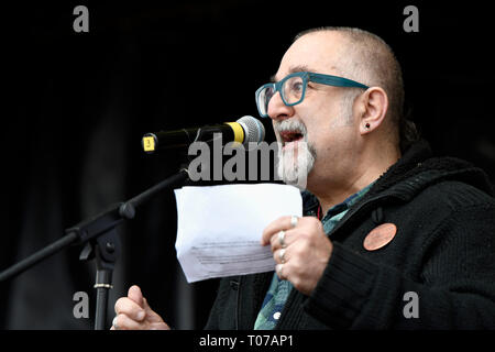 David Rosenberg, JSG beobachtet, als er während des Protestes. Antirassistinnen an der Park Lane gesammelt und durch die Londoner Innenstadt marschierten für eine Kundgebung in Whitehall der Welt gegen Rassismus globalen Tag der Aktion zu markieren. Reden von Diane Abbott MP, Emma Dent Coad MP, Manuel Cortes TSSA Generalsekretär, Dave Ward CWU-Generalsekretär waren u.a. an die Menge wenden. Stockfoto