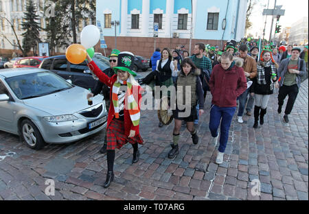 Kiew, Ukraine. 17. Mär 2019. Teilnehmer Überqueren der Straße während der Parade. Der St. Patrick's Day Parade Feier wird jährlich am 17. März markierte Saint Patrick zu gedenken. An diesem Tag ist es üblich, Shamrocks oder grüne Kleidung oder Accessoires zu tragen. Credit: SOPA Images Limited/Alamy leben Nachrichten Stockfoto