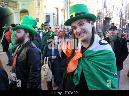 Kiew, Ukraine. 17. Mär 2019. Ein Teilnehmer in Grün und mit einem irischen Flagge während der Parade angezogen. Der St. Patrick's Day Parade Feier wird jährlich am 17. März markierte Saint Patrick zu gedenken. An diesem Tag ist es üblich, Shamrocks oder grüne Kleidung oder Accessoires zu tragen. Credit: SOPA Images Limited/Alamy leben Nachrichten Stockfoto