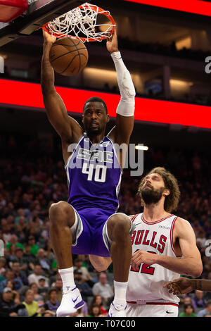 Sacramento, CA, USA. 17 Mär, 2019. Sacramento Kings vorwärts Harrison Barnes (40) taucht die Kugel über Chicago Bulls center Robin Lopez (42) während eines Spiels im Golden 1 Mitte am Sonntag, 17. März 2019 in Sacramento. Credit: Paul Kitagaki jr./ZUMA Draht/Alamy leben Nachrichten Stockfoto