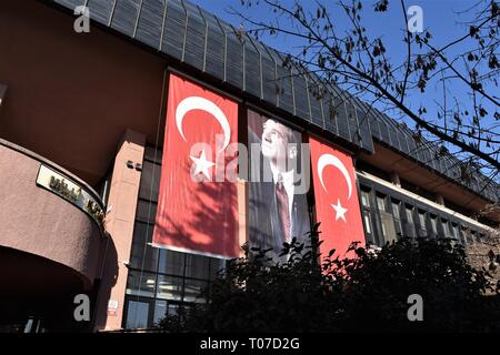 18. März 2019, in der Türkei, Ankara: ein Porträt von Mustafa Kemal Atatürk, Gründer und Präsident der modernen Türkei und türkische Nationale Flaggen sind auf der Nationalbibliothek anlässlich des 104. Jahrestages der Canakkale Sieg gehängt. Foto: Altan Gochre | Verwendung weltweit Stockfoto