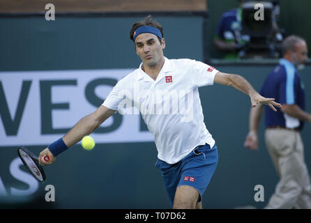 Los Angeles, Kalifornien, USA. 17 Mär, 2019. Roger Federer von der Schweiz, gibt den Ball an Dominic Thiem Österreichs, während die Männer singles Finale der BNP Paribas Open Tennis Turnier am Sonntag, März 17, 2019 im kalifornischen Indian Wells. Thiem gewann 2-1. Credit: Ringo Chiu/ZUMA Draht/Alamy leben Nachrichten Stockfoto