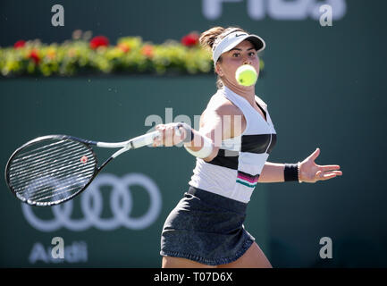 Indian Wells, Kalifornien, USA. 17 Mär, 2019. Bianca Andreescu von Kanada liefert die Kugel während der Damen Finale der BNP Paribas Open Tennis Turnier gegen Angelique Kerber Deutschlands in Indian Wells, Kalifornien, in den Vereinigten Staaten am 17. März 2019. Andreescu gewann 2-1. Credit: Zhao Hanrong/Xinhua/Alamy leben Nachrichten Stockfoto