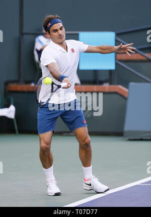 Los Angeles, Kalifornien, USA. 17 Mär, 2019. Roger Federer von der Schweiz, gibt den Ball an Dominic Thiem Österreichs, während die Männer singles Finale der BNP Paribas Open Tennis Turnier am Sonntag, März 17, 2019 im kalifornischen Indian Wells. Thiem gewann 2-1. Credit: Ringo Chiu/ZUMA Draht/Alamy leben Nachrichten Stockfoto