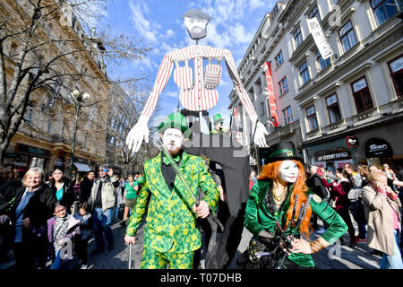 Prag, Tschechische Republik. 17 Mär, 2019. März innerhalb von Saint Patrick's Tour verläuft durch die Mitte von Prag, Tschechische Republik, am 17. März 2019. Quelle: Vit Simanek/CTK Photo/Alamy leben Nachrichten Stockfoto