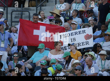 Los Angeles, Kalifornien, USA. 17 Mär, 2019. Fans von Roger Federer aus der Schweiz, die Männer singles Finale der BNP Paribas Open Tennis Turnier gegen Dominic Thiem von Österreich, am Sonntag, 17. März 2019 im kalifornischen Indian Wells. Thiem gewann 2-1. Credit: Ringo Chiu/ZUMA Draht/Alamy leben Nachrichten Stockfoto