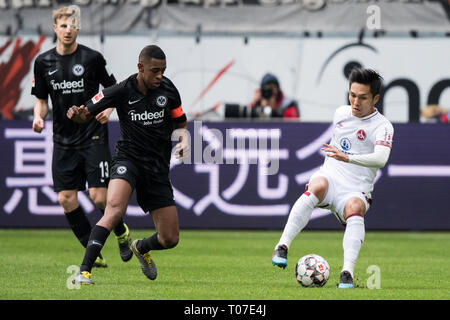 Keine VERKÄUFE IN JAPAN! Yuya KUBO, rechts, 1. FC Nürnberg, gegen Martin HINTEREGGER, Links, und Gelson Fernandes, Eintracht Frankfurt, Action, Kampf um den Ball, Fußball 1. 1. Fussballbundesliga, 26. Spieltag, Eintracht Frankfurt (F) - 1.FC Nürnberg (N) 1:0, am 17.03.2019 in Frankfurt/Deutschland. € | Nutzung weltweit Stockfoto