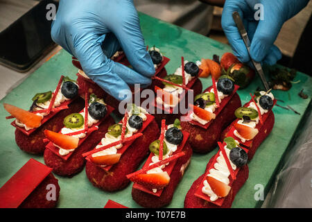 Kolkata, Indien. 17 Mär, 2019. Köche bereiten Speisen während der Gicht de France oder die gute Frankreich in Kolkata, Indien, am 17. März 2019. Mehr als 70 Restaurants haben über Indien für dieses Ereignis ausgewählt wurde. Die gute Frankreich festival Showcase Frankreichs Gastronomie statt. Credit: tumpa Mondal/Xinhua/Alamy leben Nachrichten Stockfoto