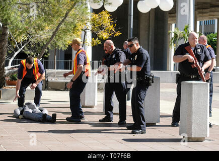 Los Angeles, USA. 16 Mär, 2019. Polizisten nehmen an einem Multi-Agentur active shooter Antwort Ausbildung bei Los Angeles City Hall in Los Angeles, USA, 16. März 2019. Mehr als 120 Polizisten aus verschiedenen Agenturen nahmen an der Schulung. Credit: Zhao Hanrong/Xinhua/Alamy leben Nachrichten Stockfoto