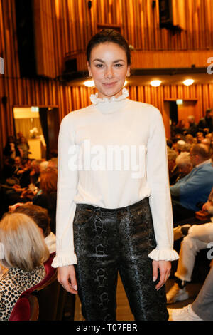 Berlin, Deutschland. 17 Mär, 2019. Janina Uhse bei der Premiere von Monsieur Pierre GEHT ONLINE, Komödie am Kurfürstendamm im Schiller Theater. Quelle: Georg Wenzel/dpa-Zentralbild/ZB/dpa/Alamy leben Nachrichten Stockfoto