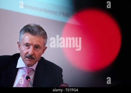 Potsdam, Deutschland. 18 Mär, 2019. Karl-Heinz Schröter (SPD), Brandenburgs Innenminister spricht während einer Pressekonferenz auf dem Gleichgewicht der politisch motivierten Straftaten in Brandenburg. Foto: Ralf Hirschberger/dpa/Alamy leben Nachrichten Stockfoto