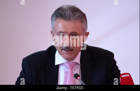 Potsdam, Deutschland. 18 Mär, 2019. Karl-Heinz Schröter (SPD), Brandenburgs Innenminister spricht während einer Pressekonferenz auf dem Gleichgewicht der politisch motivierten Straftaten in Brandenburg. Foto: Ralf Hirschberger/dpa/Alamy leben Nachrichten Stockfoto