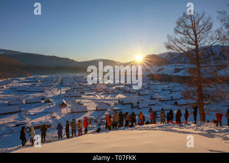 (190318) - Peking, 18. März 2019 (Xinhua) - Touristen machen Fotos von Sonnenuntergang an der Kanas Scenic Area in Kanas, Nordwesten Chinas Autonome Region Xinjiang Uygur, Feb 9, 2019. (Xinhua / Lei Dongxiang) Stockfoto