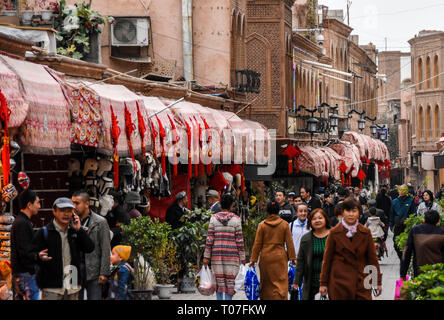 (190318) - Peking, 18. März 2019 (Xinhua) - Menschen laufen auf einer Einkaufsstraße in Kashgar, Nordwesten Chinas Autonome Region Xinjiang Uygur, Okt. 16, 2018. (Xinhua/Li Zhihao) Stockfoto